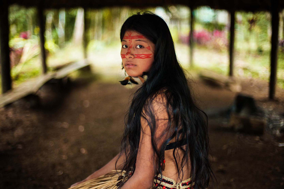 A kecsua lány az esküvői ruháját vette fel a fotózásra. 15 éves korában volt rajta először: akkor adták férjhez, a törzsében így szokás.