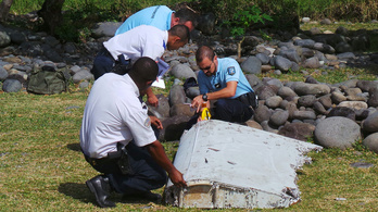 Maláj miniszterelnök: Az eltűnt gép szárnydarabját találták meg