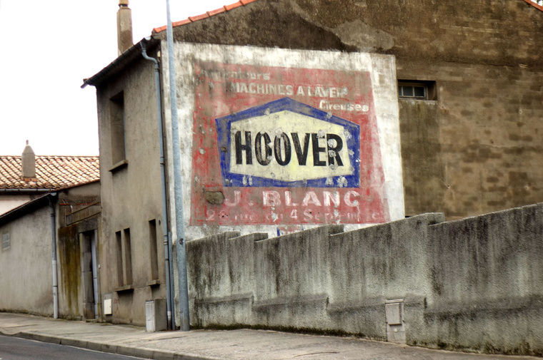 Franciaország déli része tele van a hamincas-negyvenes-ötvenes évekből ottmaradt hirdetésekkel. Talán mert kevésbé mállik a vakolat