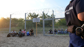 Nem tehet úgy a kormány, mintha nem ülnének menekültek a kerítésnél