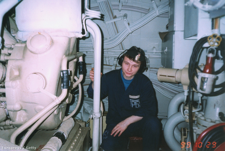 Maxim Rvanin, a Kurszk egyik matróza a tengeralattjárón kijelölt helyén, egy korábbi képen.