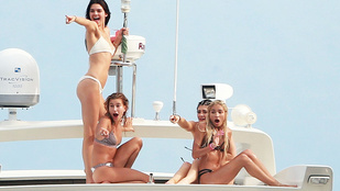Kylie Jenner úgy bulizott bikinis barátaival, mintha nem lenne holnap