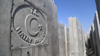 Törökország három méter magas, beton határfalat épít