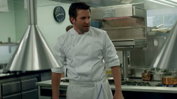 Bradley Cooper egy vadállat a konyhában