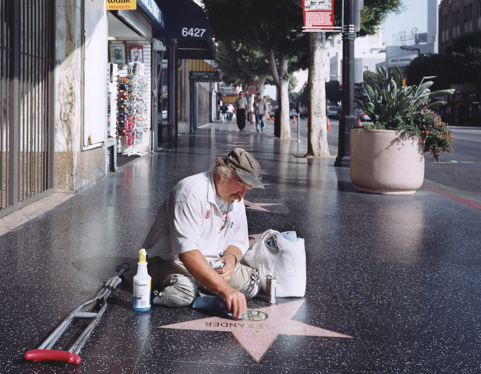 Egy amputált lábú férfi tisztítja a csillagokat a hírességek sétányán Hollywoodban.