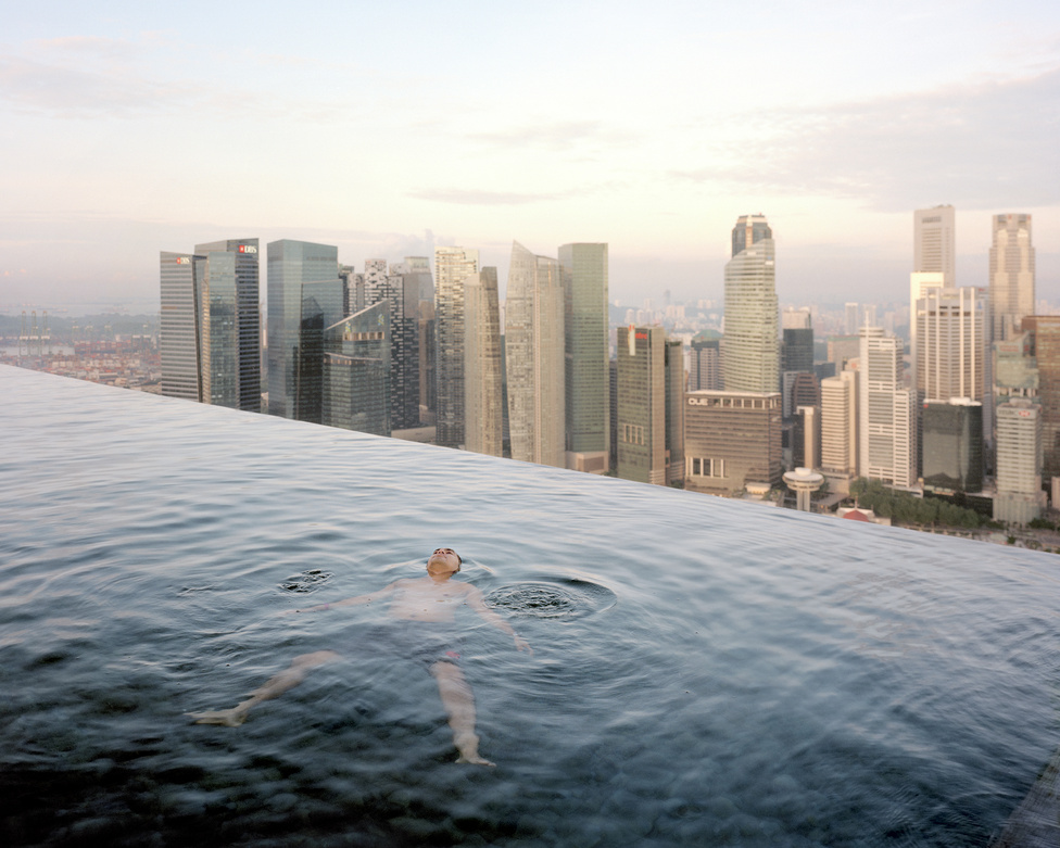 Egy férfi lebeg az 57. emeleti medencében a szingapúri Marina Bay Sands Hotelben.