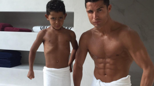 Kockahas különkiadás: Cristiano Ronaldo feszíteni tanítja fiát