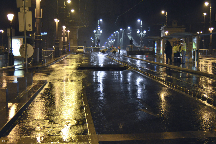 Beszakadt útburkolat a budapesti Fővám téren 2015. augusztus 18-ra virradó éjjel.