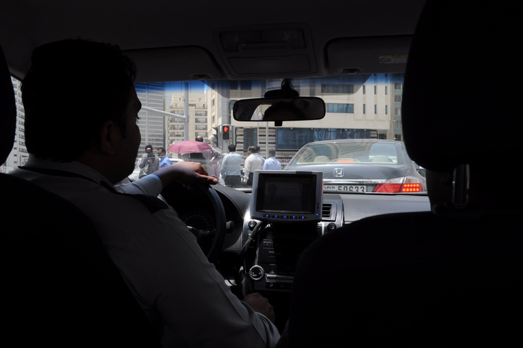 Valahol Abu Dzabi környékén egy taxiban