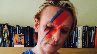 Egy évig David Bowie-ként él egy brit egyetemi oktató