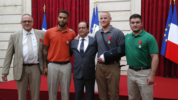 Hollande kitüntette a vonat hős utasait