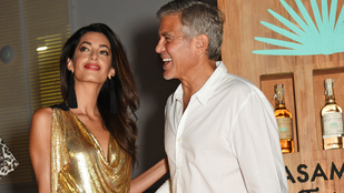 Még a vak is láthatja, hogy George Clooney odáig van a hosszú lábú feleségéért