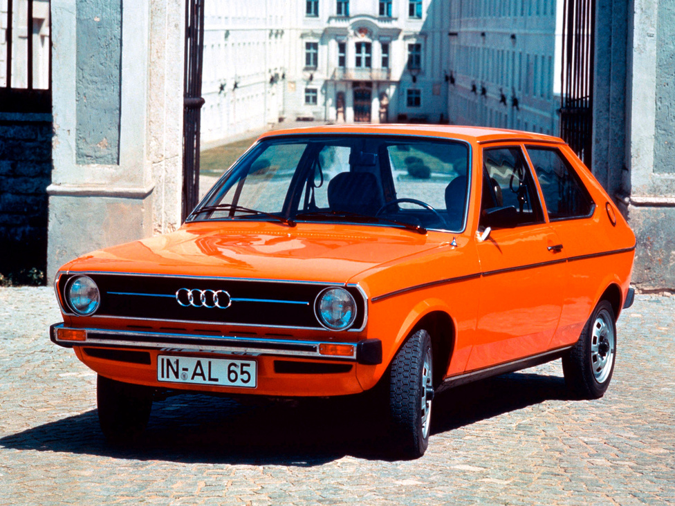 Audi 50, teljes pompájában. 1971-ben kezdték fejleszteni, épp idejében, hogy az olajválság-pánikot meglovagolják vele. Bár hivatalos igazolás nincs róla, gyaníthatóan ugyanúgy az Italdesign stúdiónál alakították ki a formáját, mint a Golfét. Kerek fél évvel a Polo előtt mutatták be, 1974 végén, s kizárólag 1100-as, 50, illetve 60 lóerős motorral szerelték. Amikor belépőkivitelként, fél évvel később megjelent a vele az utolsó csavarig azonos Volkswagen Polo, az Audi 50 eladásai elhaltak, végül 1978-ig összesen 188 ezer példány talált belőle gazdára.