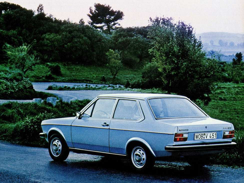Nem Polo, mégis ide tartozik. Az 1977-ben megjelent lépcsős hátú Derby pontosan úgy készült, ahogy önök is elképzelik: a Polo-kasznira ráakasztottak egy dobozt hátul, s megszüntették a nagy csapóajtót. Egyébként ezt a változatot is még az Audi-mérnökei találták ki.
                        