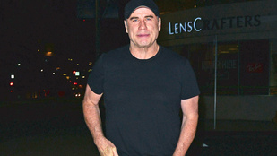 John Travolta lecsúszott sliccel is zavartalanul pózol