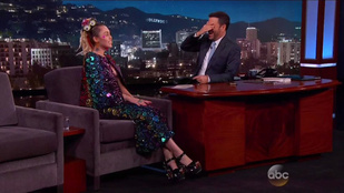 Miley Cyrus csillámos melleket mutatott Jimmy Kimmel műsorában