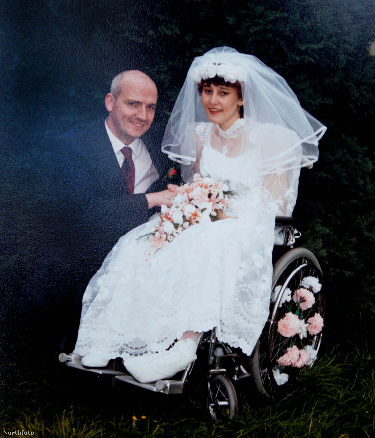 Anthony és Maxine Foley 1988-as esküvői fotón