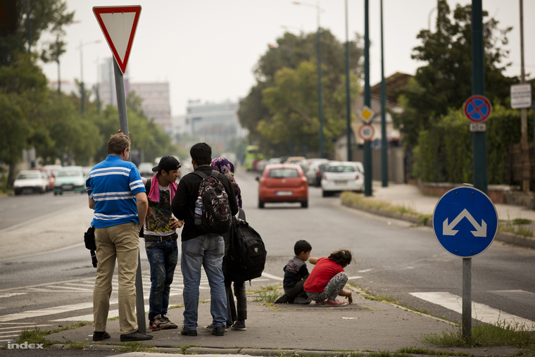 Menekültek a Verseny utcában