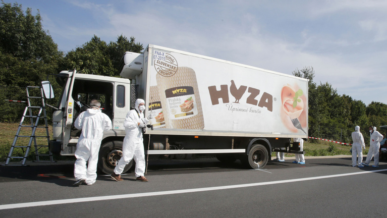 Egy magyar kamionos látta, ahogy az embercsempészek elmenekülnek a halottakkal teli teherautótól