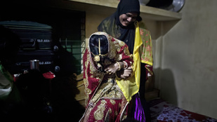Megdöbbentő fotók 13-15 éves bangladesi lányok esküvőiről