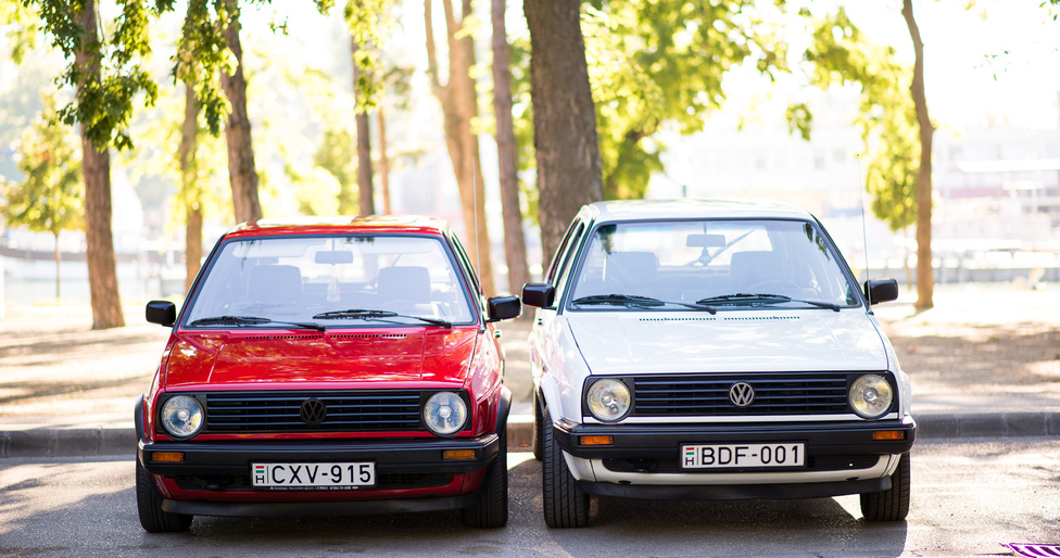 Motorra is ugyanaz a két autó: mindkettőben a Volkswagen porlasztós 1,3-asa van, amit a Wartburg utolsó szériáiba is szereltek. A Golf II GTI ekkor már rég injektorral működött. A típus második generációját majdnem tíz évig gyártották, 1983-ban kezdték, és a képen látható két autó születési idejét követő évben, 1992-ben állították le. A fehér Golfnak bő két évtized alatt annyi baja volt, hogy egyszer hazafelé egy előzés alatt az alsótekeresi faiskolánál elszakadt a gázbovden. Nem volt nagy dráma, visszasoroltak. A piros Golf évekig állt, úgyhogy azon aztán sok minden kijött, miután megvették és használni kezdték, a főfékhengertől a hengerfej-tömítésen át a fűtőradiátorig. A fehér persze kímélő üzemmódban van, tavaly összesen ezer kilométert sem ment.