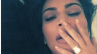 Kim Kardashian most ágyszelfivel sokkol