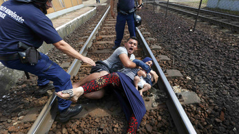 Nem csinál ügyet a családját sínre lökő menekült fotóiból az osztrák sajtótanács