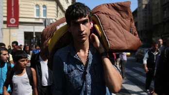 Sátrakkal és hálózsákokkal vonultak át a menekültek a Rákóczi úton