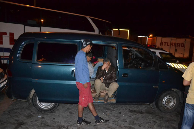 Kilenc szír menekült utazott ebben a sötétített ablakos Hyundai kisbuszból, amelyben összesen hat ülés volt