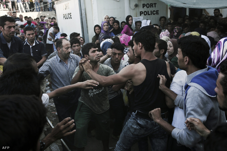 A görög bevándorlásügyi miniszter napközben arról beszélt, hogy a szigeten robbanásközeli a helyzet. 