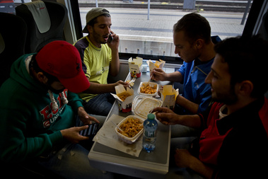 Ausztriában minden megállónál önkéntesek ugrottak fel a vonatra, és ruhát, takarókat, ételt osztottak. A menekültek dobozos kínai kaját is kaptak.