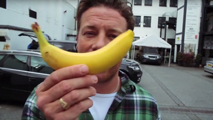 Tényleg nem fogja elhinni, mit csinált Jamie Oliver egy banánnal