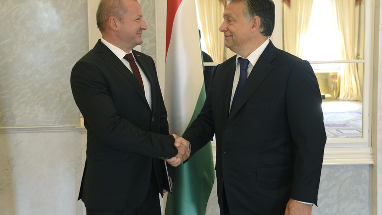 Orbán lecserélte a minisztert, megkezdődött a katonai mozgósítás