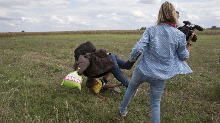 Garázdaság miatt nyomoznak a menekültrugdosó operatőrnő ügyében