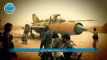 Mindeközben Szíriában az al-Kaida rekordhosszú harc után elfoglalt... egy repülőskanzent