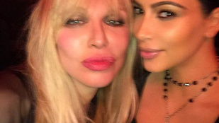 Ezt biztos nem látta jönni: Courtney Love-val szelfizett Kim Kardashian
