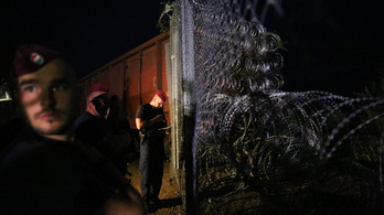Lezárták rendőrsorfallal a határt Röszkénél