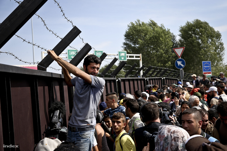 A Horgosnál gyülekező menekülteknek ezzel az ellentmondásos helyzettel kell szembenézniük