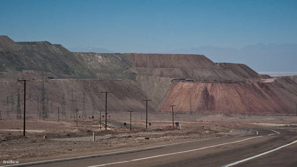 A hatalmas, 850 méter mély lyukkal rendelkező Chuquicamata rézbánya, ami megteremtett egy várost, majd felzabálta. A térségben 1910-ben indult  be igazán a rézbányászat, és éveken belül kisvárossá hízott az első bányásztelepesek faluja, Chuquicamata. Az ezredfordulóra viszont a bánya akkorára nyitotta már a száját, hogy kezdte elnyelni a várost, míg 2004-ben 18 ezer lakót köteleztek arra, hogy a 15 kilométerre levő Calama városába költözzenek. A bányászok többsége ma is onnan jár be, Chuquicamata szellemvárosát pedig lassan ellepi a termeléskor keletkező törmelék.