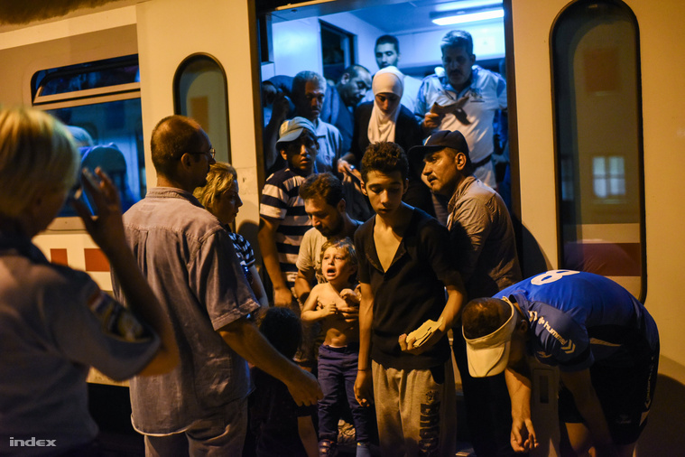 Tíz perccel éjfél előtt begurult  pélmonostori vasútállomásra egy kilenc kocsiból álló vonatszerelvény, tele menekültekkel.