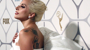 A félkarú, vagy a habzó Lady Gaga jobb?