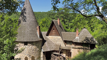 Egy legendás, gyönyörű erdélyi épület mását árulják Solymáron