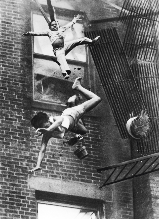 1976. Diana Bryant (19 éves) és unokahúga-keresztlánya, Tiare Jones (2 éves) a mélybe zuhannak az összeomló tűzlépcsőről a Marlborough Streeten kitört lakástűzben.&nbsp;A gyerekek akkor zuhantak le, amikor a segítségükre siető tűzoltó átmászott a létrára és a tűzlépcső összeomlott alattuk. Öt emeletet zuhantak, Diana meghalt, a nő testére zuhanó gyerek viszont megmenekült. Az év képe kapcsán feltámadt sajtófotósok régi vitája, hogy erkölcsileg vajon igazolható-e olyan képet közölni, amely közvetlenül a halál el őtt készült. A fotó keltette hírverésnek köszönhetően viszont új biztonsági előírásokat dolgoztak ki az Egyesült Államokban az épületek tűzvédelmére a hasonló szituációk elkerülése érdekében.