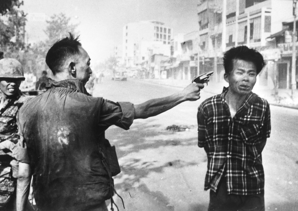 1968. A dél-vietnami rendőrfőnök, Nguyen Ngoc Loan kivégzi a feltételezett Vietkong-harcos Nguyen Van Lemet a Tétoffenzíva második napján a vietnami háborúban.1968. január 31-én az észak-vietnami hadsereg és a Vietkong egyszerre indított nagyszabású támadást a legfontosabb dél-vietnami városok ellen. a támadások meglepték a dél-vietnami hadsereget és az amerikai sereget is, mivel éppen kezdetét vette a Hold-újév (Tét) ünnepe, amelynek idejére tűzszünetet hirdettek. A biztonságos erődnek számító Saigon utcái egy nap alatt csatatérré váltak. A dél-vietnami és az amerikai erőknek két hetükbe telt a város visszafoglalása.Eddie Adams több mint egy évvel az után lett Az év képe díj nyertese, hogy műve bejárta a világot.
