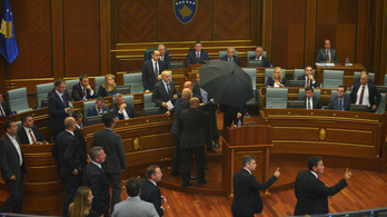 Tojással dobálták meg a koszovói miniszterelnököt a parlamentben