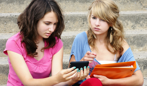 A kamaszok szerint a netes zaklatás rosszabb, mint kábítószerprobléma