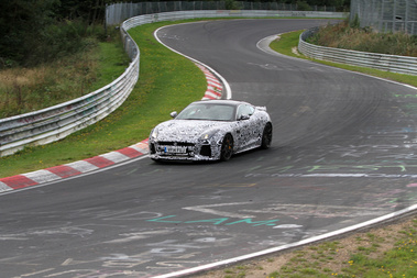 A Jaguar nagy erőkkel képviselte magát a tesztnapon, hiszen nem csak az F-Type GT3-as versenyautó-alapját tesztelték itt, hanem ugyanezen típus R-kivitelét is. Ez itt a GT3, jól látszik a fix szárny és a kicsit más levegőbeömlők