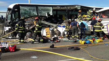 Négy halott egy kétéltű városnéző buszon Seattle-ben