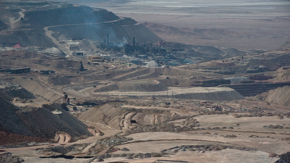 A Chuquicamata rézbánya. A réz mellett lítiumot, aranyat, ezüstöt és molibdént is nagyobb mennyiségben bányásznak a chilei bányákban, olykor komolyan áthágva a biztonsági szabályokat a nagyobb termelékenység érdekében. Ilyen hibákat derített fel az a vizsgálat is, amely a 2010-es copiapói bányaszerencsétlenség okait próbálta felderíteni. A szintén a sivatag chilei részén található Copiapó városka melletti bányaomlás hetekig lázban tartotta a médiát: az augusztus 5-én történt omlás következtében 33 bányász a mélyben rekedt, és csak 69 nap után, október 13-án sikerült kiszabadítani őket.