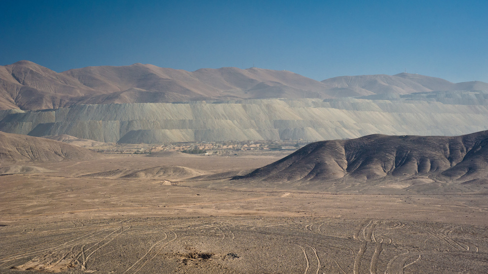 A sivatag az egyik legkevésbé lakott hely a Földön, a néptelen tájon mégis gyakran lehet emberi kéz és gépek nyomát felfedezni. Ennek oka az, hogy az Atacama nagyon gazdag rézben és más ásványi nyersanyagokban (a XX. század elejéig a legnagyobb természetes nátrium-nitrát-lelőhely volt). Mivel a sivatag négy ország - Chile, Bolívia, Peru, Argentína - határain húzódik, volt is már ebből fegyveres konfliktus. Chile és Bolívia az 1870-es években addig vitatkozott azon, hogy kinek mekkora sivatag jut, míg 1879-ben sikeresen kirobbantották a Csendes-óceáni háborút, amibe Peru is beszállt Bolívia oldalán. A háború Chile győzelmével ért véget 1883-ban, mindkét vesztes országtól jelentős területeket nyert.